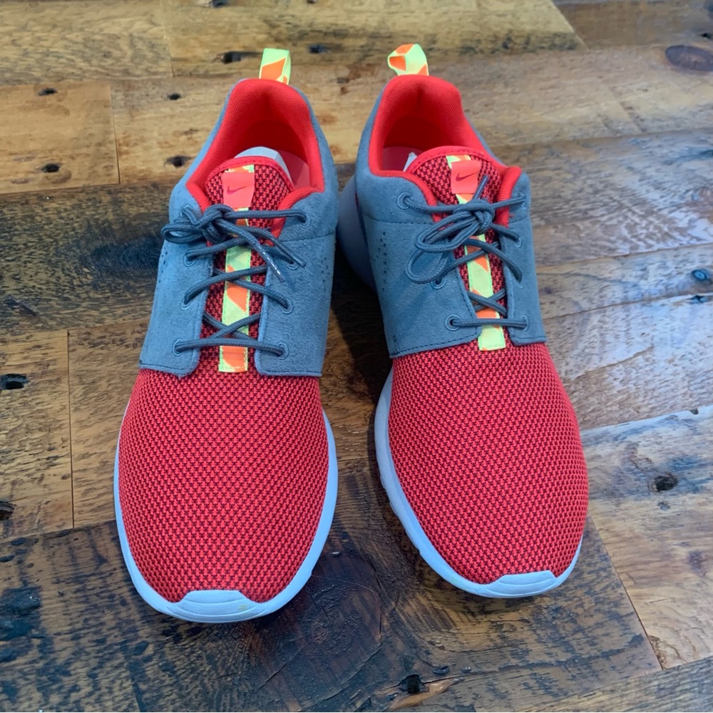 Nike Roshe Run Sneakers *NEW* size 9.5